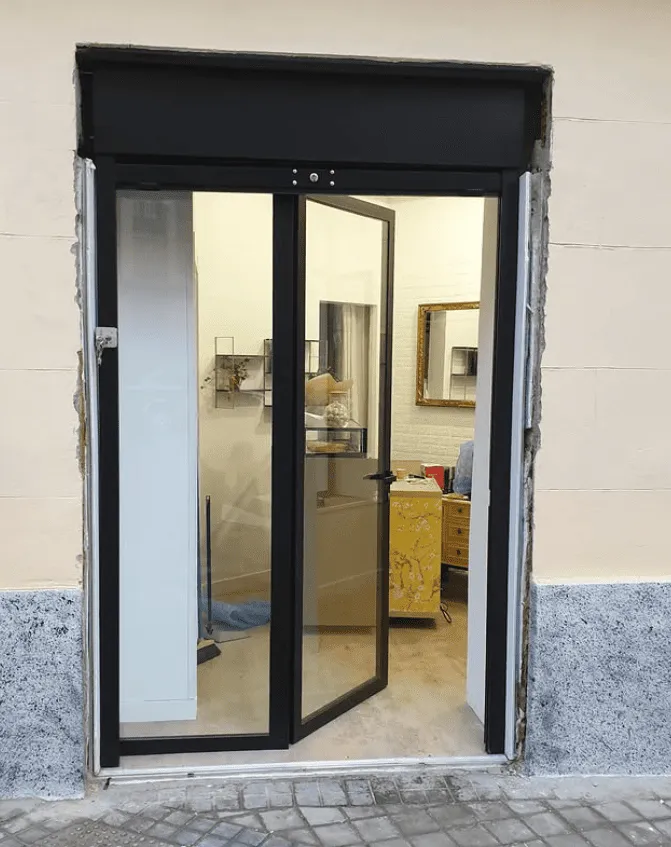 PUERTA ABATIBLE 1 HOJA CON FIJO ENTRADA CALLE NEGRO CON CIERRE_25_11zon